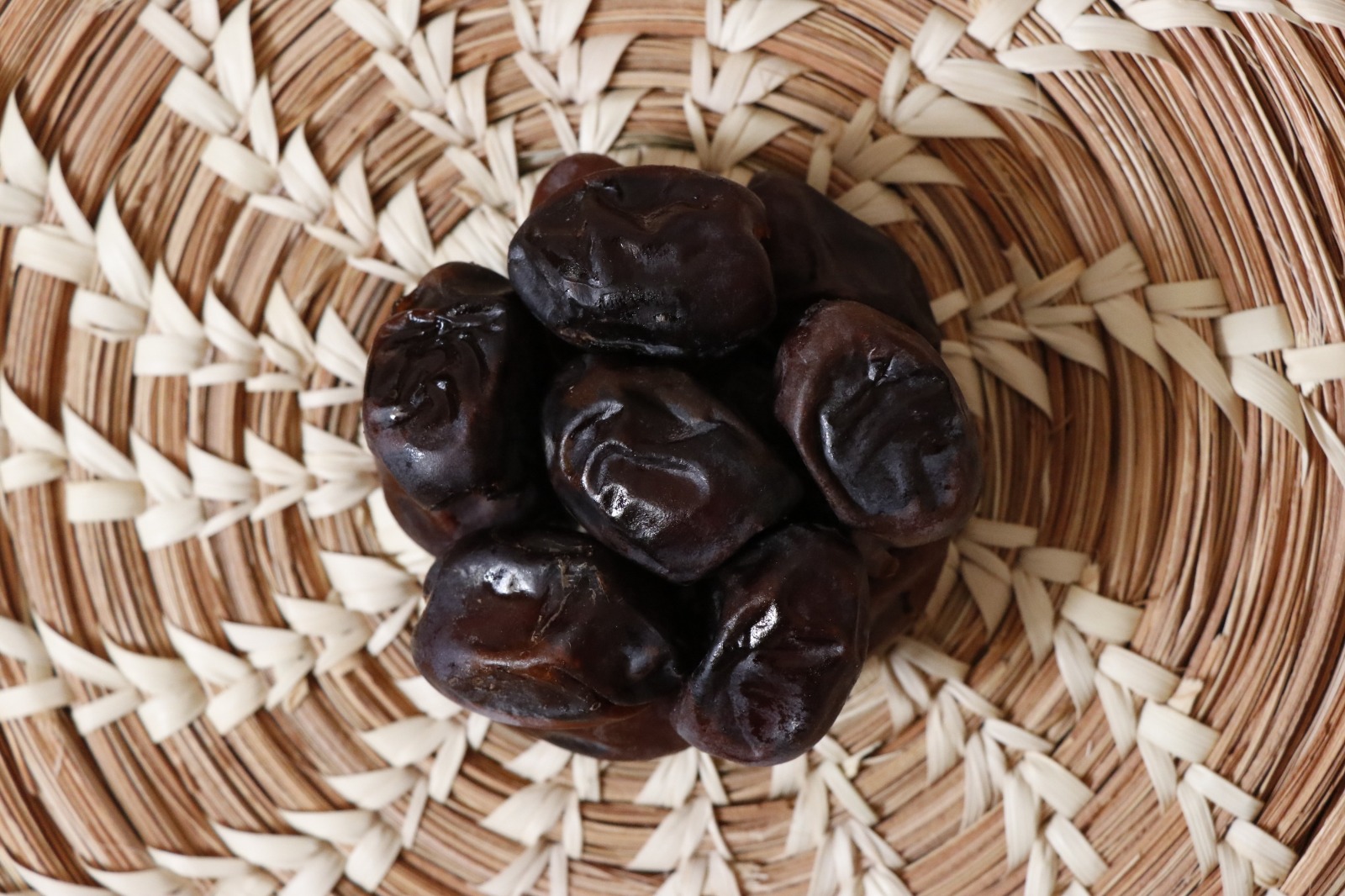 خرما مضافتی مجلسی با بافتی نرم و طعمی لذیذ
